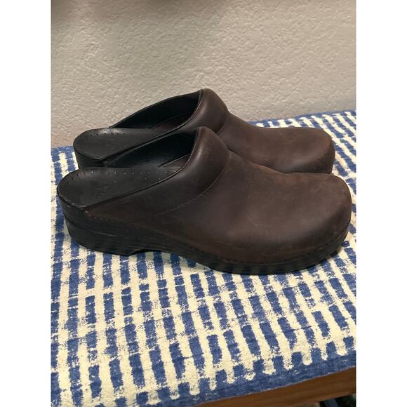 Men's Dansko 'Karl' Antique Brown Leather Clogs - Picture 3 of 7